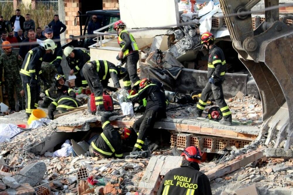 Italijanski spasioci izvlače nastradale iz ruševina u Draču, Foto: EPA