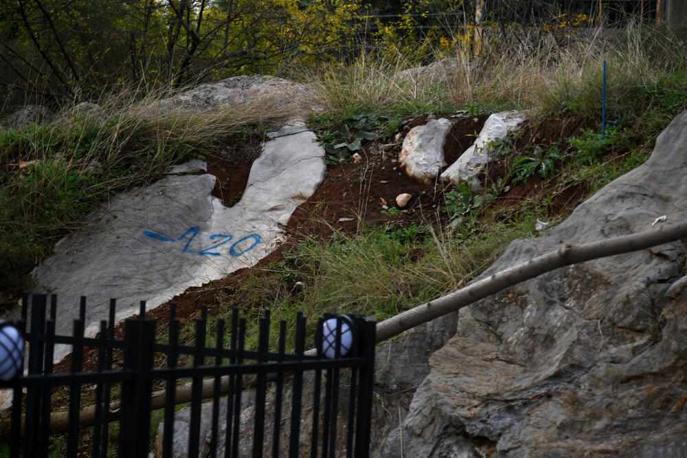 Oznake geodeta pokazuju pravac, po kojem saobraćajnica prolazi kroz dvorišta zgrade, Foto: Boris Pejović