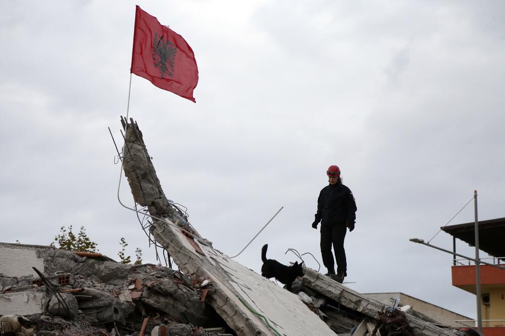 Hrvatski spasilac pretražuje ruševine zgrade u Draču, Foto: Beta/AP, Beta/AP
