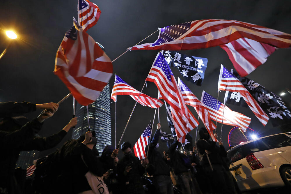 Demonstranti zahvalili SAD zbog novog zakona, Foto: AP