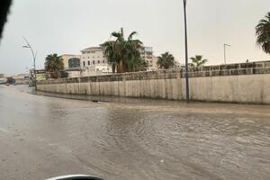 (VIDEO) Kiša blokirala bulevar u Bečićima