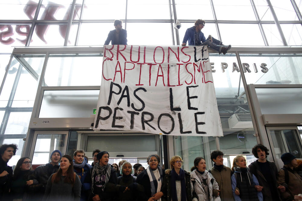 Sa protesta: Ljudski lanac u Parizu, Foto: BETA/AP