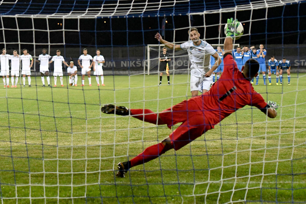 Vladan Giljen brani penal na meču sa Slovanom, Foto: Savo PRELEVIC