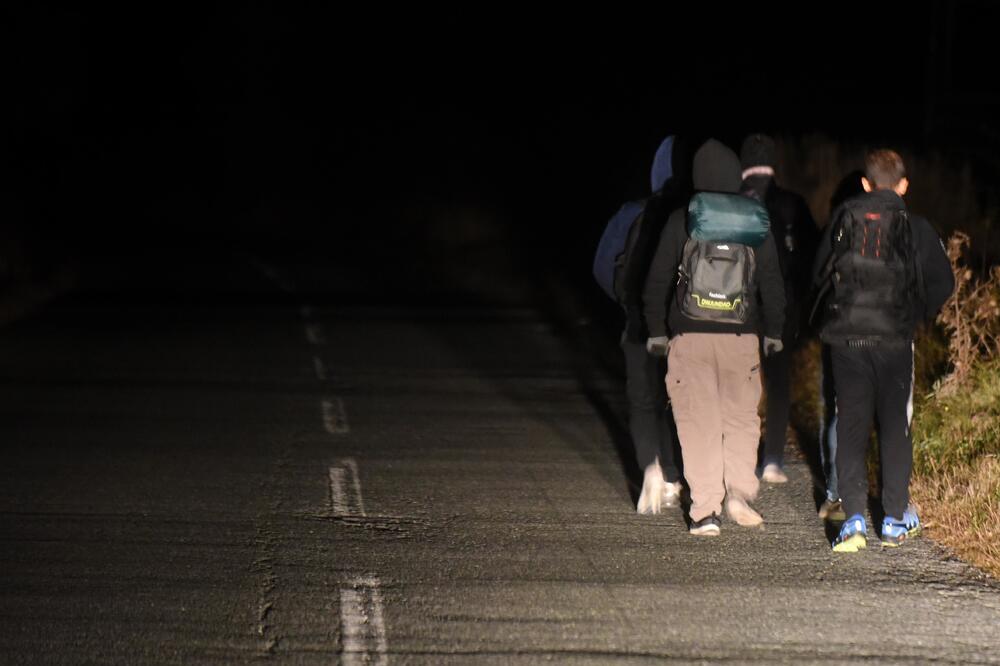 Migranti idu  mracnom ulicom  prema granici sa Bosnom  Migranti  u Pljevljima  koji pokusavaju da predju  granicu  prema Bosni i Hercegovini  Foto BORIS PEJOVIC, Foto: Boris Pejović