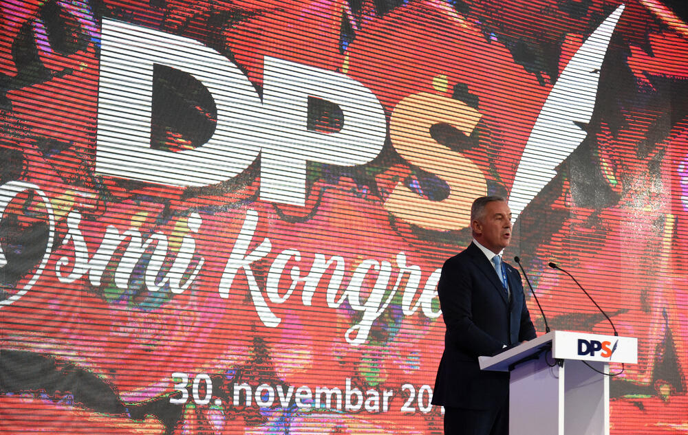U Podgorici ie u toku osmi kongres DPS. Predsjednik DPS Milo Đukanović je jedini kandidat za tu funkciju, a Duško Marković za zamjenika predsjednika. U galeriji fotoreportera "Vijesti" Borisa Pejovića pogledajte kako je bilo na svečanom dijelu kongresa kome je prisustvovalo oko 3.000 ljudi.