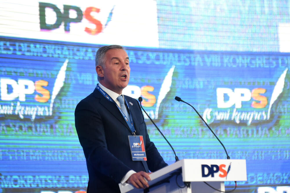 U Podgorici ie u toku osmi kongres DPS. Predsjednik DPS Milo Đukanović je jedini kandidat za tu funkciju, a Duško Marković za zamjenika predsjednika. U galeriji fotoreportera "Vijesti" Borisa Pejovića pogledajte kako je bilo na svečanom dijelu kongresa kome je prisustvovalo oko 3.000 ljudi.