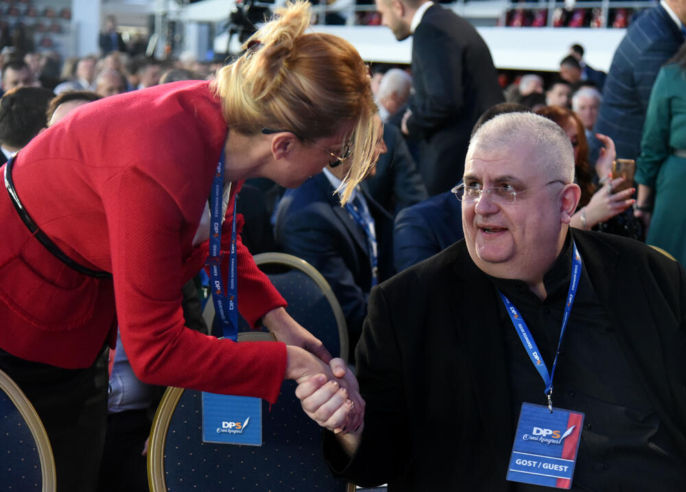 U Podgorici ie u toku osmi kongres DPS. Predsjednik DPS Milo Đukanović je jedini kandidat za tu funkciju, a Duško Marković za zamjenika predsjednika. U galeriji fotoreportera "Vijesti" Borisa Pejovića pogledajte kako je bilo na svečanom dijelu kongresa kome je prisustvovalo oko 3.000 ljudi.