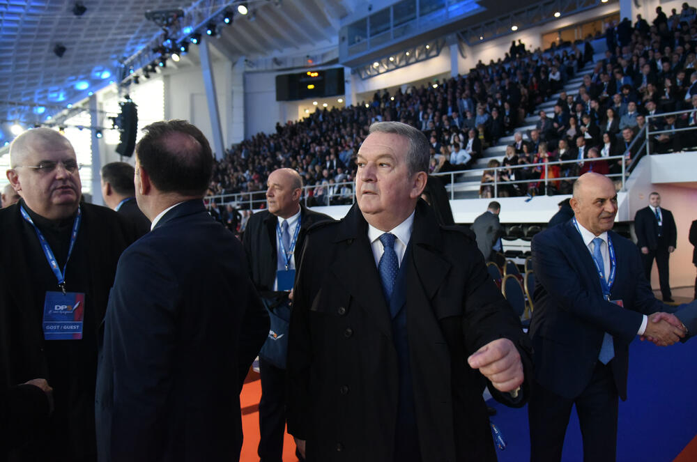 U Podgorici ie u toku osmi kongres DPS. Predsjednik DPS Milo Đukanović je jedini kandidat za tu funkciju, a Duško Marković za zamjenika predsjednika. U galeriji fotoreportera "Vijesti" Borisa Pejovića pogledajte kako je bilo na svečanom dijelu kongresa kome je prisustvovalo oko 3.000 ljudi.