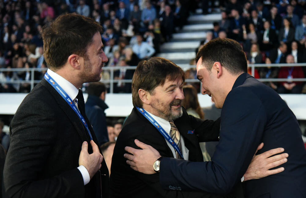 U Podgorici ie u toku osmi kongres DPS. Predsjednik DPS Milo Đukanović je jedini kandidat za tu funkciju, a Duško Marković za zamjenika predsjednika. U galeriji fotoreportera "Vijesti" Borisa Pejovića pogledajte kako je bilo na svečanom dijelu kongresa kome je prisustvovalo oko 3.000 ljudi.