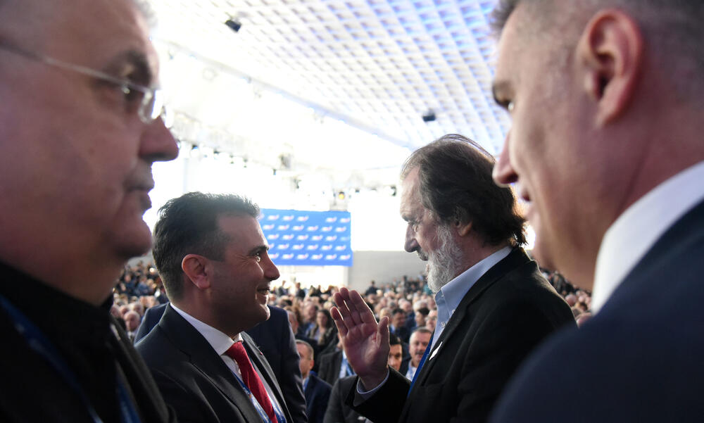 U Podgorici ie u toku osmi kongres DPS. Predsjednik DPS Milo Đukanović je jedini kandidat za tu funkciju, a Duško Marković za zamjenika predsjednika. U galeriji fotoreportera "Vijesti" Borisa Pejovića pogledajte kako je bilo na svečanom dijelu kongresa kome je prisustvovalo oko 3.000 ljudi.