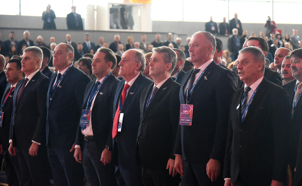 U Podgorici ie u toku osmi kongres DPS. Predsjednik DPS Milo Đukanović je jedini kandidat za tu funkciju, a Duško Marković za zamjenika predsjednika. U galeriji fotoreportera "Vijesti" Borisa Pejovića pogledajte kako je bilo na svečanom dijelu kongresa kome je prisustvovalo oko 3.000 ljudi.