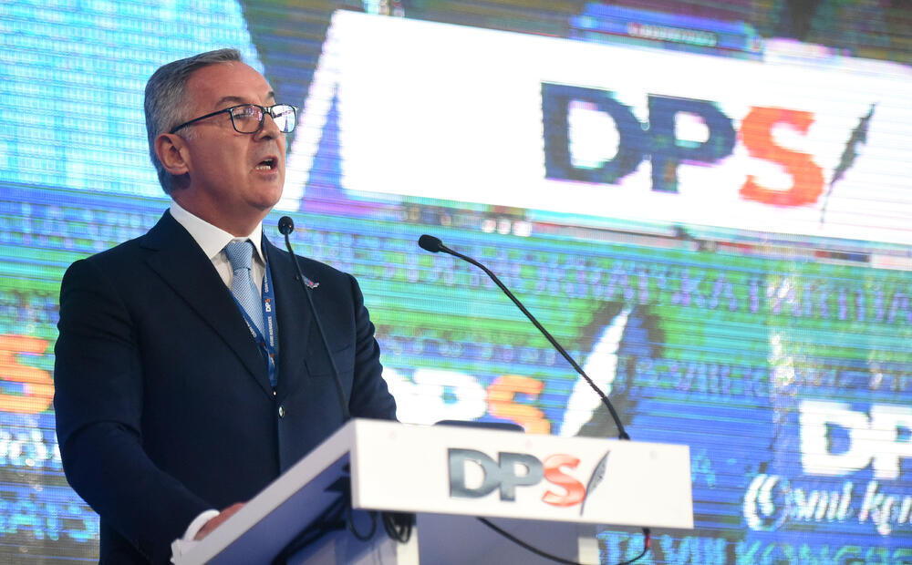 U Podgorici ie u toku osmi kongres DPS. Predsjednik DPS Milo Đukanović je jedini kandidat za tu funkciju, a Duško Marković za zamjenika predsjednika. U galeriji fotoreportera "Vijesti" Borisa Pejovića pogledajte kako je bilo na svečanom dijelu kongresa kome je prisustvovalo oko 3.000 ljudi.