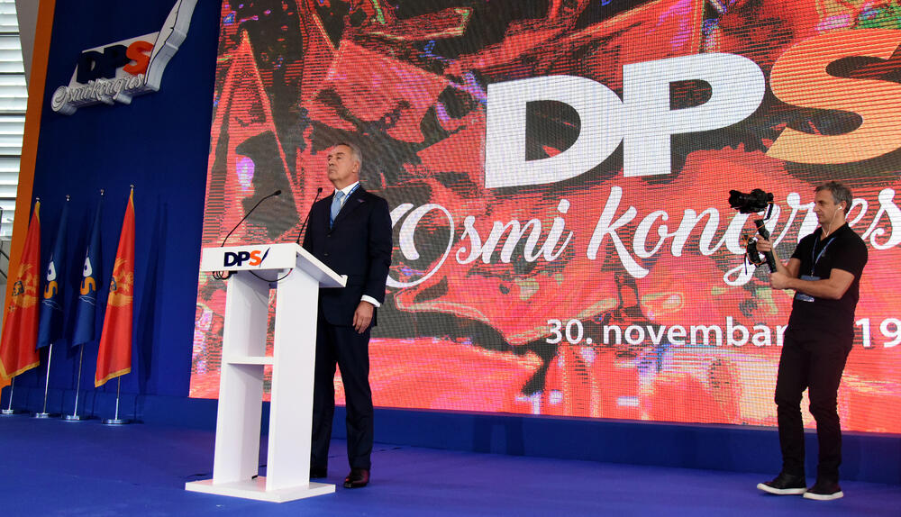 U Podgorici ie u toku osmi kongres DPS. Predsjednik DPS Milo Đukanović je jedini kandidat za tu funkciju, a Duško Marković za zamjenika predsjednika. U galeriji fotoreportera "Vijesti" Borisa Pejovića pogledajte kako je bilo na svečanom dijelu kongresa kome je prisustvovalo oko 3.000 ljudi.