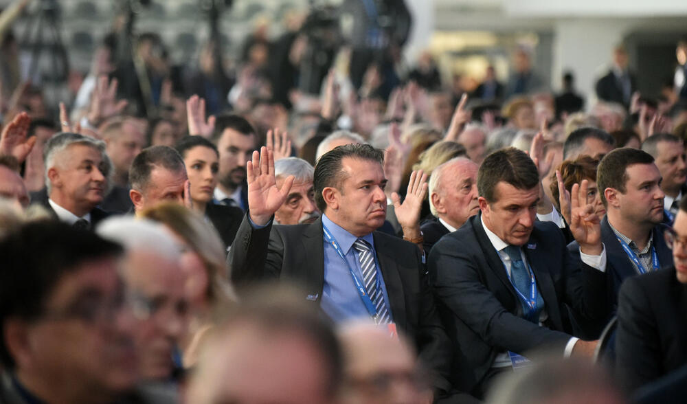 U Podgorici ie u toku osmi kongres DPS. Predsjednik DPS Milo Đukanović je jedini kandidat za tu funkciju, a Duško Marković za zamjenika predsjednika. U galeriji fotoreportera "Vijesti" Borisa Pejovića pogledajte kako je bilo na svečanom dijelu kongresa kome je prisustvovalo oko 3.000 ljudi.