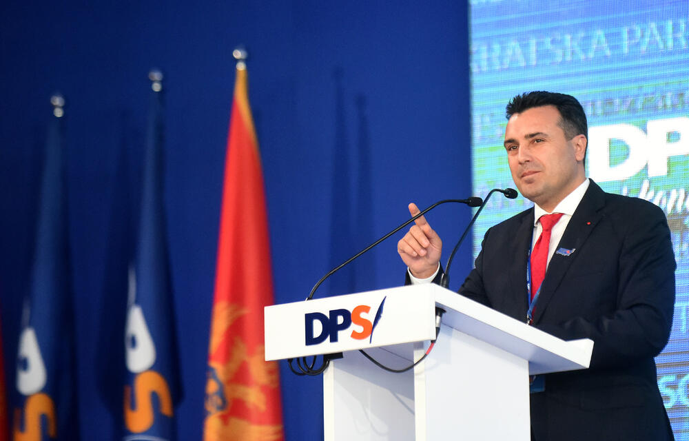 U Podgorici ie u toku osmi kongres DPS. Predsjednik DPS Milo Đukanović je jedini kandidat za tu funkciju, a Duško Marković za zamjenika predsjednika. U galeriji fotoreportera "Vijesti" Borisa Pejovića pogledajte kako je bilo na svečanom dijelu kongresa kome je prisustvovalo oko 3.000 ljudi.