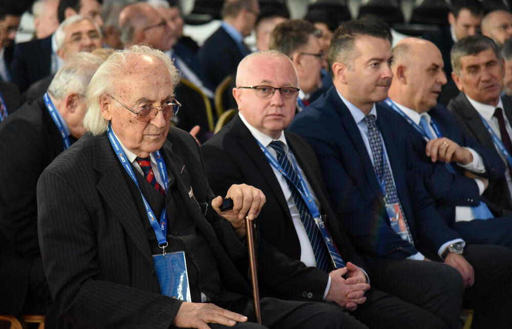 U Podgorici ie u toku osmi kongres DPS. Predsjednik DPS Milo Đukanović je jedini kandidat za tu funkciju, a Duško Marković za zamjenika predsjednika. U galeriji fotoreportera "Vijesti" Borisa Pejovića pogledajte kako je bilo na svečanom dijelu kongresa kome je prisustvovalo oko 3.000 ljudi.