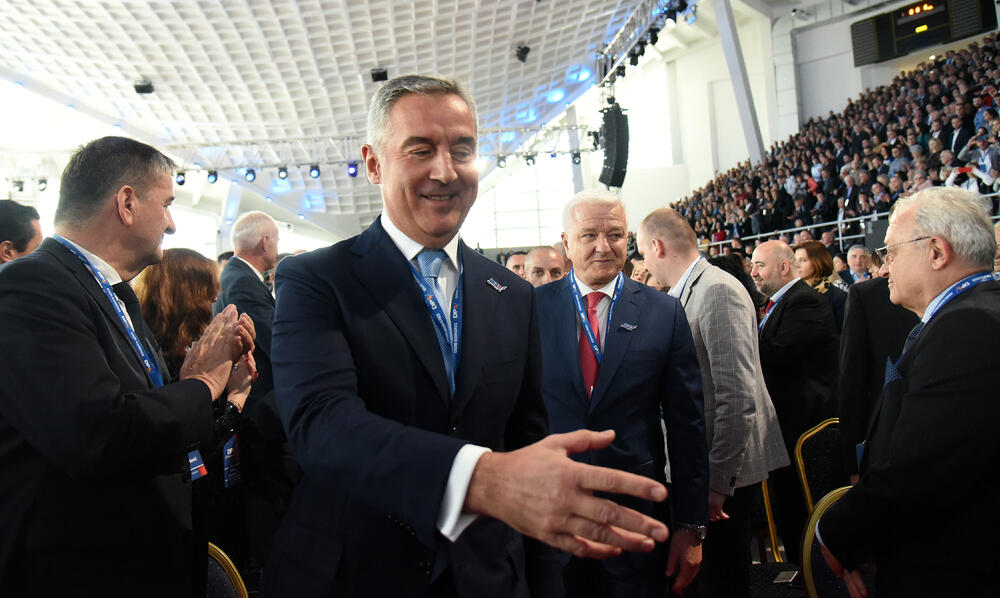 U Podgorici ie u toku osmi kongres DPS. Predsjednik DPS Milo Đukanović je jedini kandidat za tu funkciju, a Duško Marković za zamjenika predsjednika. U galeriji fotoreportera "Vijesti" Borisa Pejovića pogledajte kako je bilo na svečanom dijelu kongresa kome je prisustvovalo oko 3.000 ljudi.