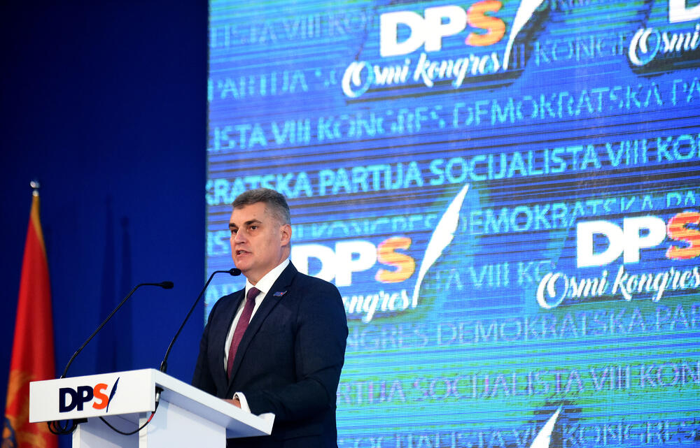 U Podgorici ie u toku osmi kongres DPS. Predsjednik DPS Milo Đukanović je jedini kandidat za tu funkciju, a Duško Marković za zamjenika predsjednika. U galeriji fotoreportera "Vijesti" Borisa Pejovića pogledajte kako je bilo na svečanom dijelu kongresa kome je prisustvovalo oko 3.000 ljudi.