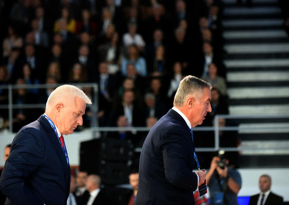 U Podgorici ie u toku osmi kongres DPS. Predsjednik DPS Milo Đukanović je jedini kandidat za tu funkciju, a Duško Marković za zamjenika predsjednika. U galeriji fotoreportera "Vijesti" Borisa Pejovića pogledajte kako je bilo na svečanom dijelu kongresa kome je prisustvovalo oko 3.000 ljudi.