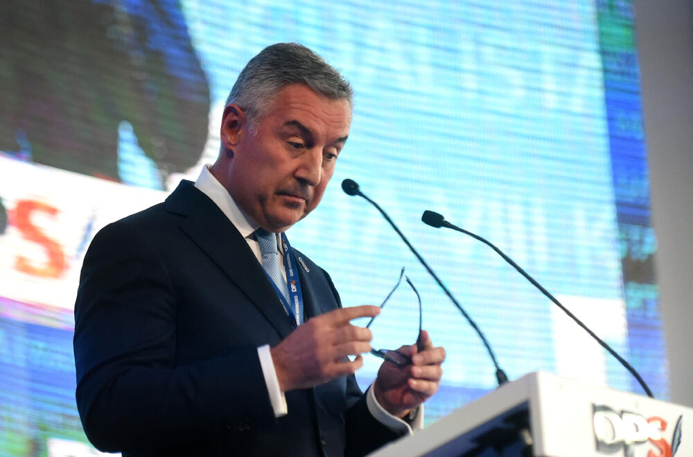 U Podgorici ie u toku osmi kongres DPS. Predsjednik DPS Milo Đukanović je jedini kandidat za tu funkciju, a Duško Marković za zamjenika predsjednika. U galeriji fotoreportera "Vijesti" Borisa Pejovića pogledajte kako je bilo na svečanom dijelu kongresa kome je prisustvovalo oko 3.000 ljudi.