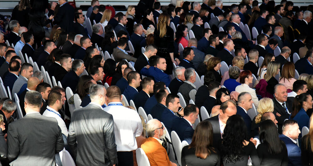 U Podgorici ie u toku osmi kongres DPS. Predsjednik DPS Milo Đukanović je jedini kandidat za tu funkciju, a Duško Marković za zamjenika predsjednika. U galeriji fotoreportera "Vijesti" Borisa Pejovića pogledajte kako je bilo na svečanom dijelu kongresa kome je prisustvovalo oko 3.000 ljudi.