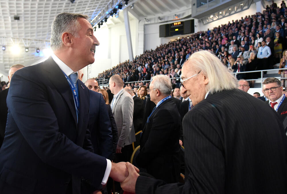 U Podgorici ie u toku osmi kongres DPS. Predsjednik DPS Milo Đukanović je jedini kandidat za tu funkciju, a Duško Marković za zamjenika predsjednika. U galeriji fotoreportera "Vijesti" Borisa Pejovića pogledajte kako je bilo na svečanom dijelu kongresa kome je prisustvovalo oko 3.000 ljudi.