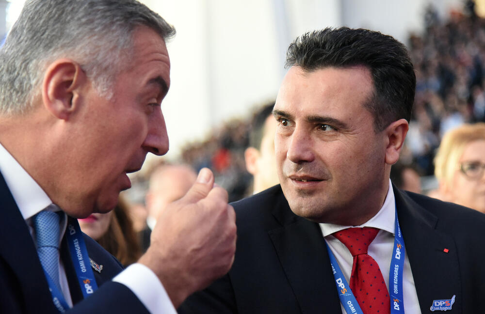 U Podgorici ie u toku osmi kongres DPS. Predsjednik DPS Milo Đukanović je jedini kandidat za tu funkciju, a Duško Marković za zamjenika predsjednika. U galeriji fotoreportera "Vijesti" Borisa Pejovića pogledajte kako je bilo na svečanom dijelu kongresa kome je prisustvovalo oko 3.000 ljudi.