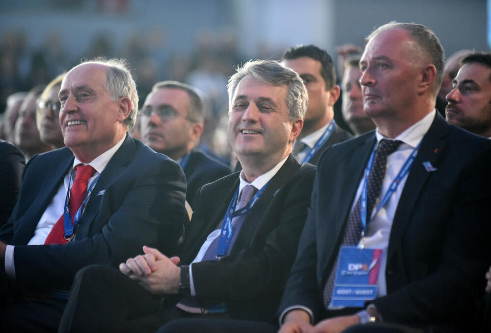 U Podgorici ie u toku osmi kongres DPS. Predsjednik DPS Milo Đukanović je jedini kandidat za tu funkciju, a Duško Marković za zamjenika predsjednika. U galeriji fotoreportera "Vijesti" Borisa Pejovića pogledajte kako je bilo na svečanom dijelu kongresa kome je prisustvovalo oko 3.000 ljudi.