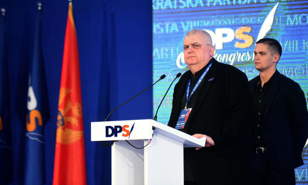 U Podgorici ie u toku osmi kongres DPS. Predsjednik DPS Milo Đukanović je jedini kandidat za tu funkciju, a Duško Marković za zamjenika predsjednika. U galeriji fotoreportera "Vijesti" Borisa Pejovića pogledajte kako je bilo na svečanom dijelu kongresa kome je prisustvovalo oko 3.000 ljudi.