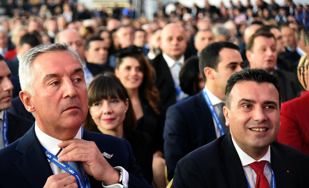 U Podgorici ie u toku osmi kongres DPS. Predsjednik DPS Milo Đukanović je jedini kandidat za tu funkciju, a Duško Marković za zamjenika predsjednika. U galeriji fotoreportera "Vijesti" Borisa Pejovića pogledajte kako je bilo na svečanom dijelu kongresa kome je prisustvovalo oko 3.000 ljudi.