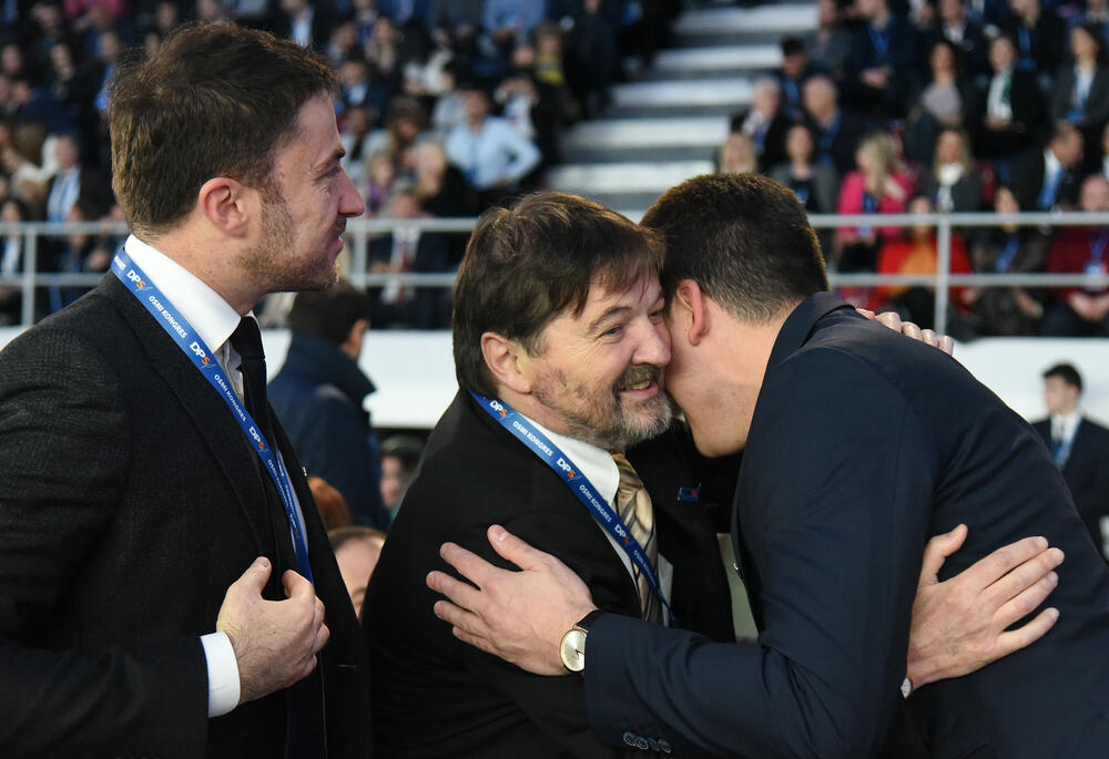 U Podgorici ie u toku osmi kongres DPS. Predsjednik DPS Milo Đukanović je jedini kandidat za tu funkciju, a Duško Marković za zamjenika predsjednika. U galeriji fotoreportera "Vijesti" Borisa Pejovića pogledajte kako je bilo na svečanom dijelu kongresa kome je prisustvovalo oko 3.000 ljudi.