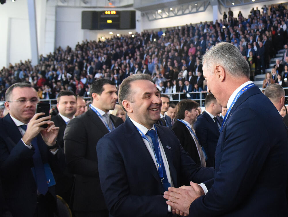 U Podgorici ie u toku osmi kongres DPS. Predsjednik DPS Milo Đukanović je jedini kandidat za tu funkciju, a Duško Marković za zamjenika predsjednika. U galeriji fotoreportera "Vijesti" Borisa Pejovića pogledajte kako je bilo na svečanom dijelu kongresa kome je prisustvovalo oko 3.000 ljudi.