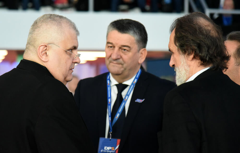 U Podgorici ie u toku osmi kongres DPS. Predsjednik DPS Milo Đukanović je jedini kandidat za tu funkciju, a Duško Marković za zamjenika predsjednika. U galeriji fotoreportera "Vijesti" Borisa Pejovića pogledajte kako je bilo na svečanom dijelu kongresa kome je prisustvovalo oko 3.000 ljudi.