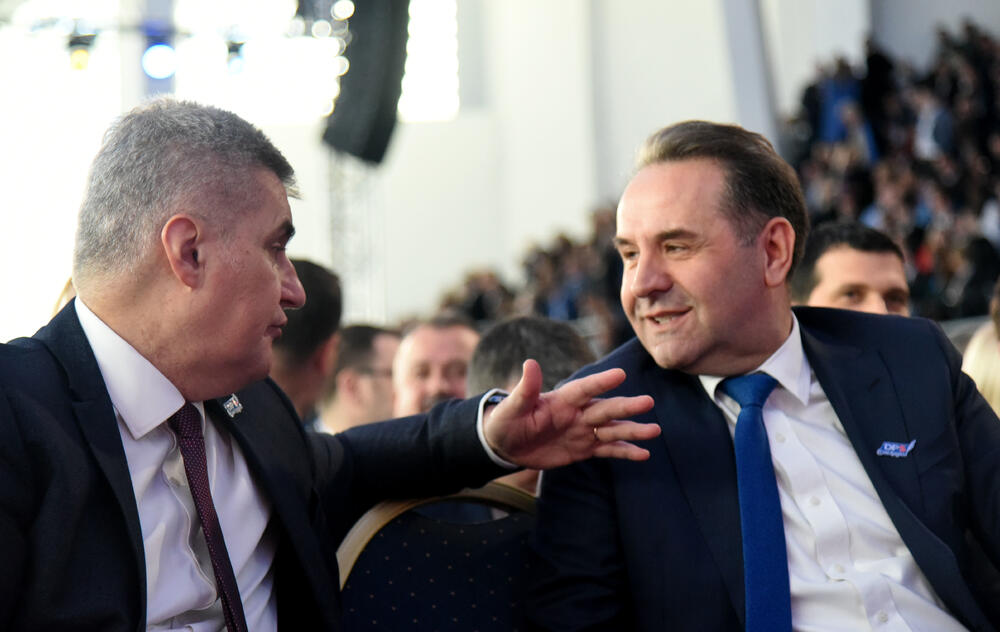 U Podgorici ie u toku osmi kongres DPS. Predsjednik DPS Milo Đukanović je jedini kandidat za tu funkciju, a Duško Marković za zamjenika predsjednika. U galeriji fotoreportera "Vijesti" Borisa Pejovića pogledajte kako je bilo na svečanom dijelu kongresa kome je prisustvovalo oko 3.000 ljudi.