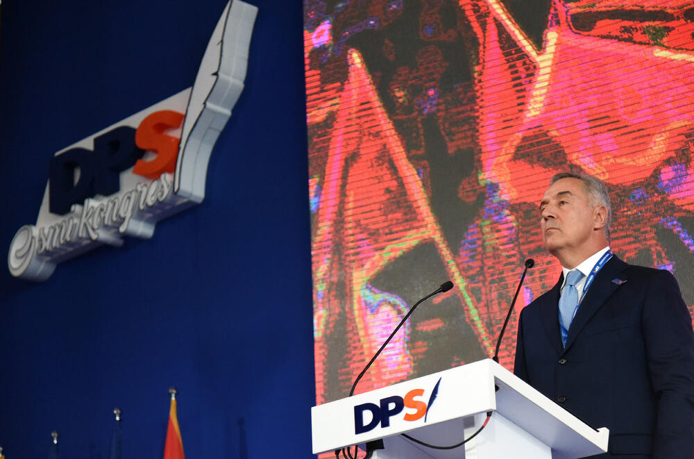 U Podgorici ie u toku osmi kongres DPS. Predsjednik DPS Milo Đukanović je jedini kandidat za tu funkciju, a Duško Marković za zamjenika predsjednika. U galeriji fotoreportera "Vijesti" Borisa Pejovića pogledajte kako je bilo na svečanom dijelu kongresa kome je prisustvovalo oko 3.000 ljudi.
