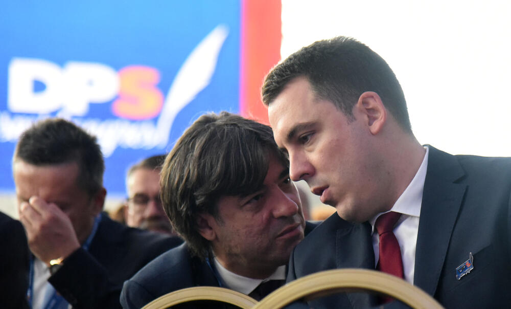 U Podgorici ie u toku osmi kongres DPS. Predsjednik DPS Milo Đukanović je jedini kandidat za tu funkciju, a Duško Marković za zamjenika predsjednika. U galeriji fotoreportera "Vijesti" Borisa Pejovića pogledajte kako je bilo na svečanom dijelu kongresa kome je prisustvovalo oko 3.000 ljudi.