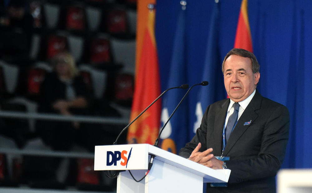 U Podgorici ie u toku osmi kongres DPS. Predsjednik DPS Milo Đukanović je jedini kandidat za tu funkciju, a Duško Marković za zamjenika predsjednika. U galeriji fotoreportera "Vijesti" Borisa Pejovića pogledajte kako je bilo na svečanom dijelu kongresa kome je prisustvovalo oko 3.000 ljudi.