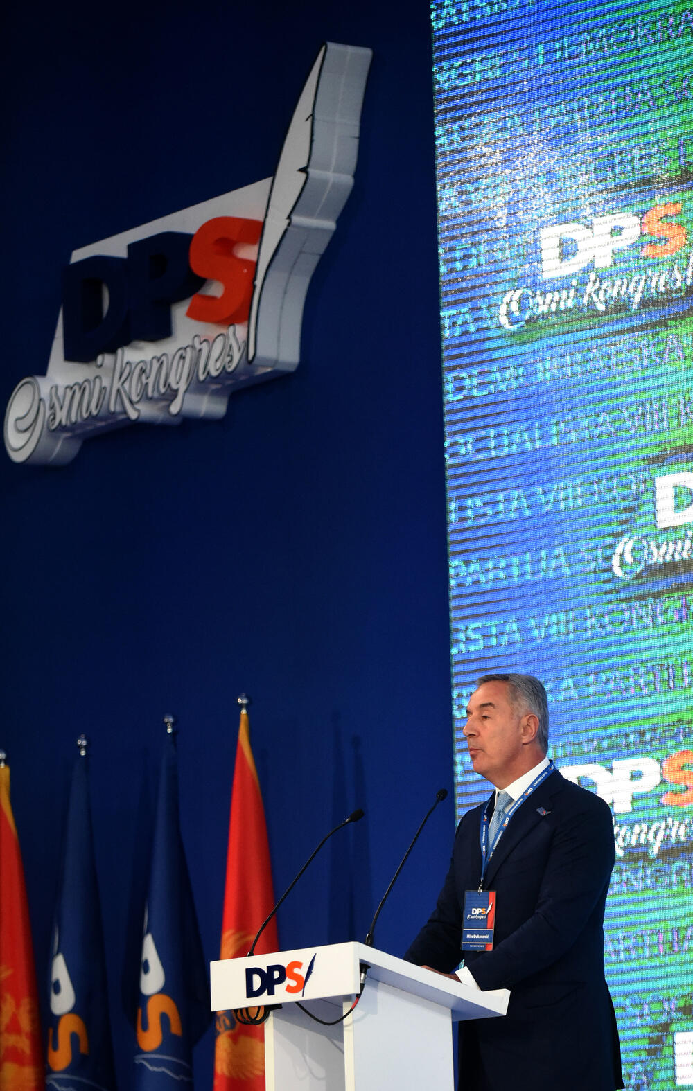 U Podgorici ie u toku osmi kongres DPS. Predsjednik DPS Milo Đukanović je jedini kandidat za tu funkciju, a Duško Marković za zamjenika predsjednika. U galeriji fotoreportera "Vijesti" Borisa Pejovića pogledajte kako je bilo na svečanom dijelu kongresa kome je prisustvovalo oko 3.000 ljudi.
