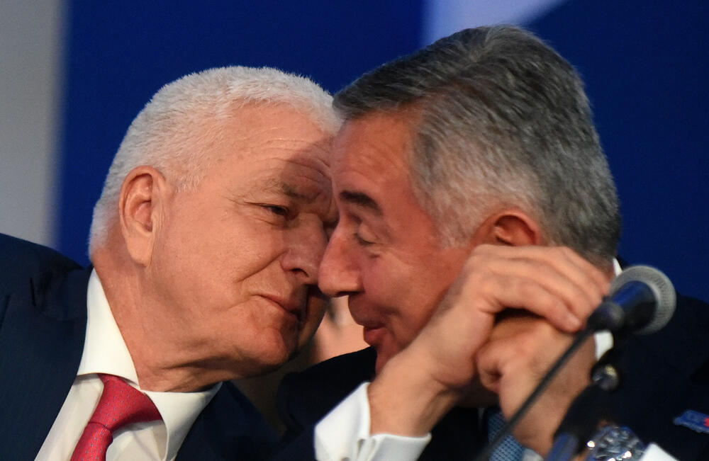 U Podgorici ie u toku osmi kongres DPS. Predsjednik DPS Milo Đukanović je jedini kandidat za tu funkciju, a Duško Marković za zamjenika predsjednika. U galeriji fotoreportera "Vijesti" Borisa Pejovića pogledajte kako je bilo na svečanom dijelu kongresa kome je prisustvovalo oko 3.000 ljudi.