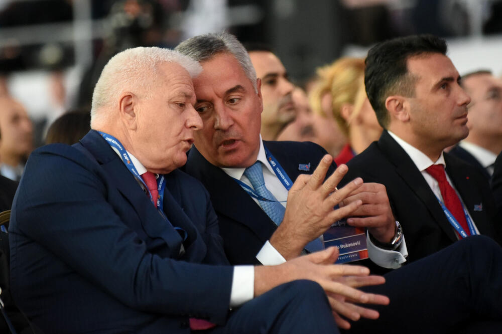 U Podgorici ie u toku osmi kongres DPS. Predsjednik DPS Milo Đukanović je jedini kandidat za tu funkciju, a Duško Marković za zamjenika predsjednika. U galeriji fotoreportera "Vijesti" Borisa Pejovića pogledajte kako je bilo na svečanom dijelu kongresa kome je prisustvovalo oko 3.000 ljudi.