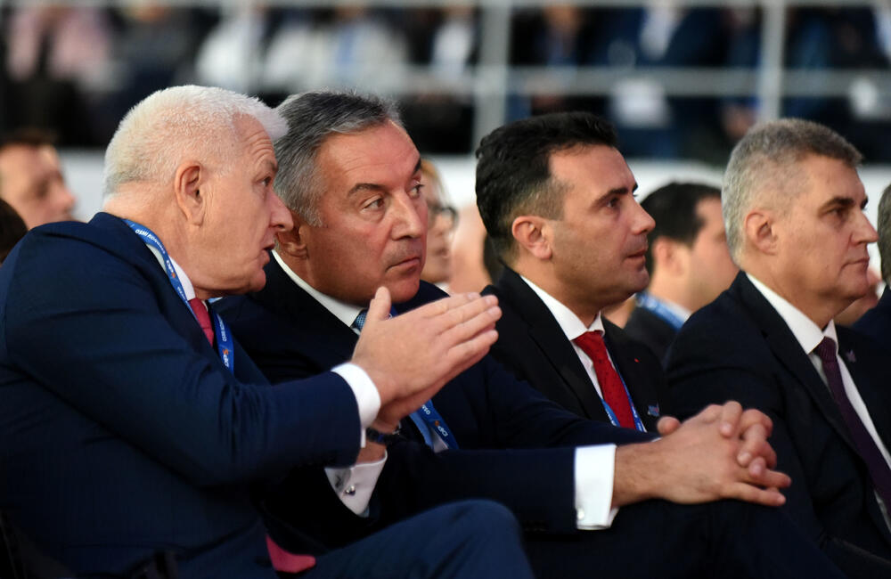 U Podgorici ie u toku osmi kongres DPS. Predsjednik DPS Milo Đukanović je jedini kandidat za tu funkciju, a Duško Marković za zamjenika predsjednika. U galeriji fotoreportera "Vijesti" Borisa Pejovića pogledajte kako je bilo na svečanom dijelu kongresa kome je prisustvovalo oko 3.000 ljudi.