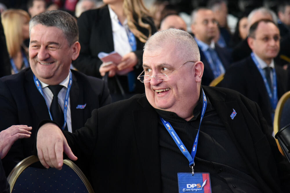 U Podgorici ie u toku osmi kongres DPS. Predsjednik DPS Milo Đukanović je jedini kandidat za tu funkciju, a Duško Marković za zamjenika predsjednika. U galeriji fotoreportera "Vijesti" Borisa Pejovića pogledajte kako je bilo na svečanom dijelu kongresa kome je prisustvovalo oko 3.000 ljudi.