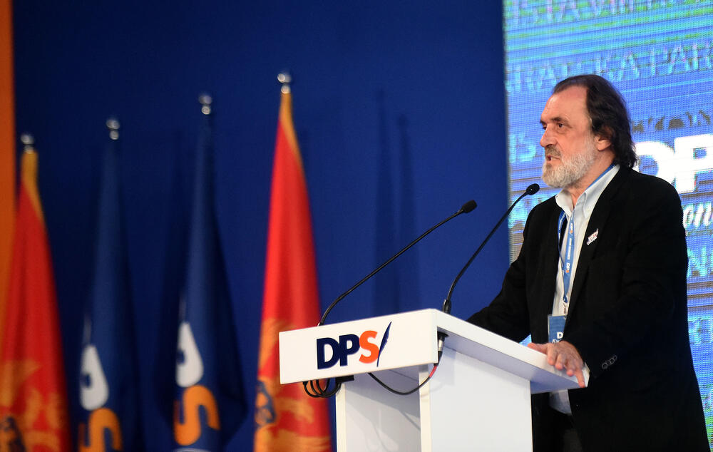 U Podgorici ie u toku osmi kongres DPS. Predsjednik DPS Milo Đukanović je jedini kandidat za tu funkciju, a Duško Marković za zamjenika predsjednika. U galeriji fotoreportera "Vijesti" Borisa Pejovića pogledajte kako je bilo na svečanom dijelu kongresa kome je prisustvovalo oko 3.000 ljudi.