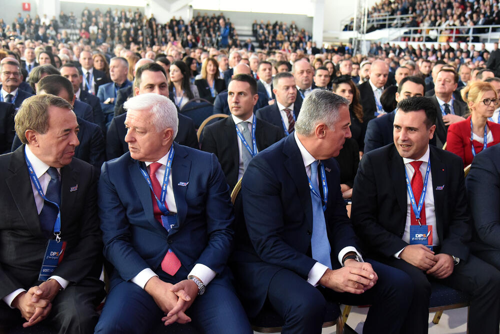 U Podgorici ie u toku osmi kongres DPS. Predsjednik DPS Milo Đukanović je jedini kandidat za tu funkciju, a Duško Marković za zamjenika predsjednika. U galeriji fotoreportera "Vijesti" Borisa Pejovića pogledajte kako je bilo na svečanom dijelu kongresa kome je prisustvovalo oko 3.000 ljudi.