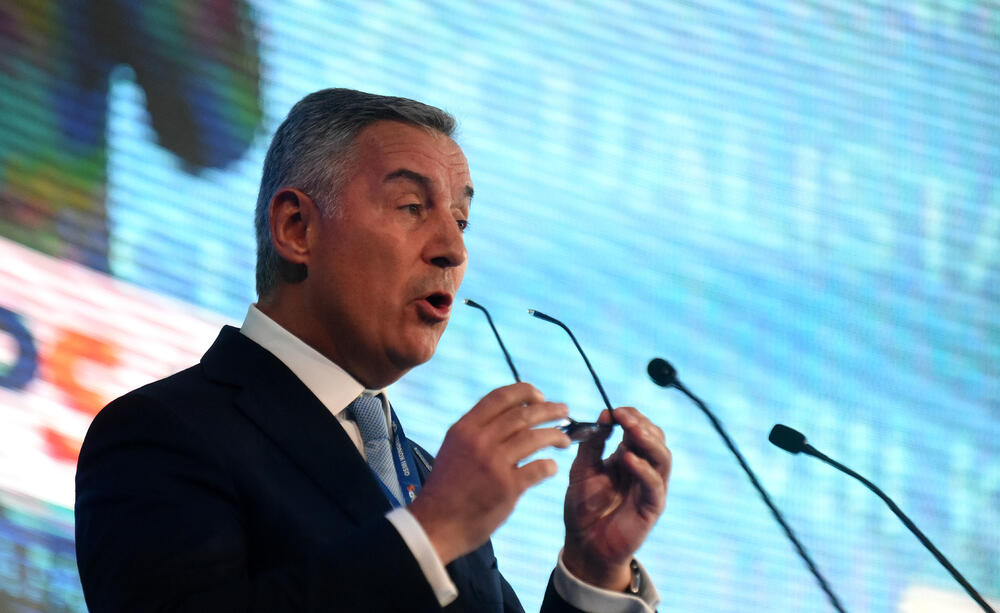 U Podgorici ie u toku osmi kongres DPS. Predsjednik DPS Milo Đukanović je jedini kandidat za tu funkciju, a Duško Marković za zamjenika predsjednika. U galeriji fotoreportera "Vijesti" Borisa Pejovića pogledajte kako je bilo na svečanom dijelu kongresa kome je prisustvovalo oko 3.000 ljudi.