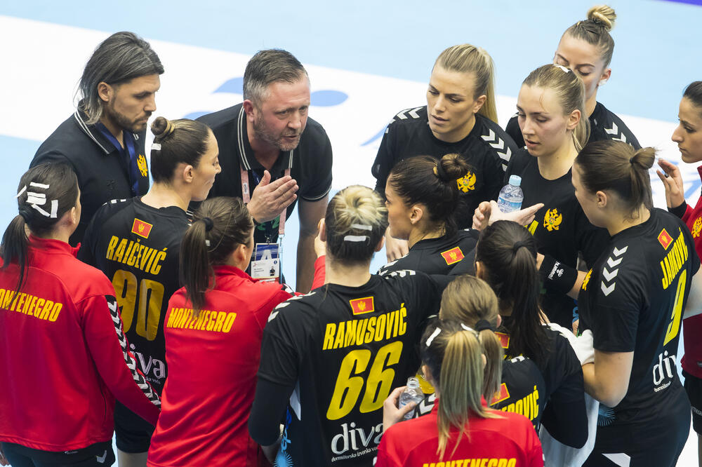 Per Johanson sa igračicama Crne Gore, Foto: Aniko KOvacs/IHF