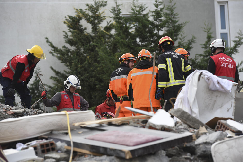 Spasioci iz Crne Gore na ruševini u Albaniji, Foto: Savo Prelević