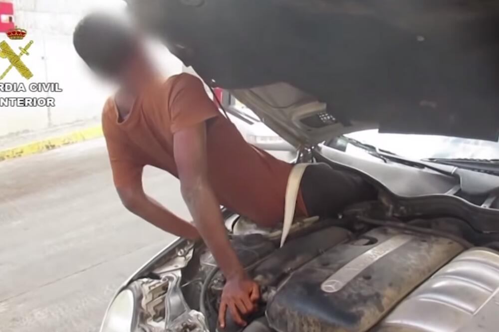 Migrant je bio sakriven između instrument table i motora, Foto: Screenshot/Youtube