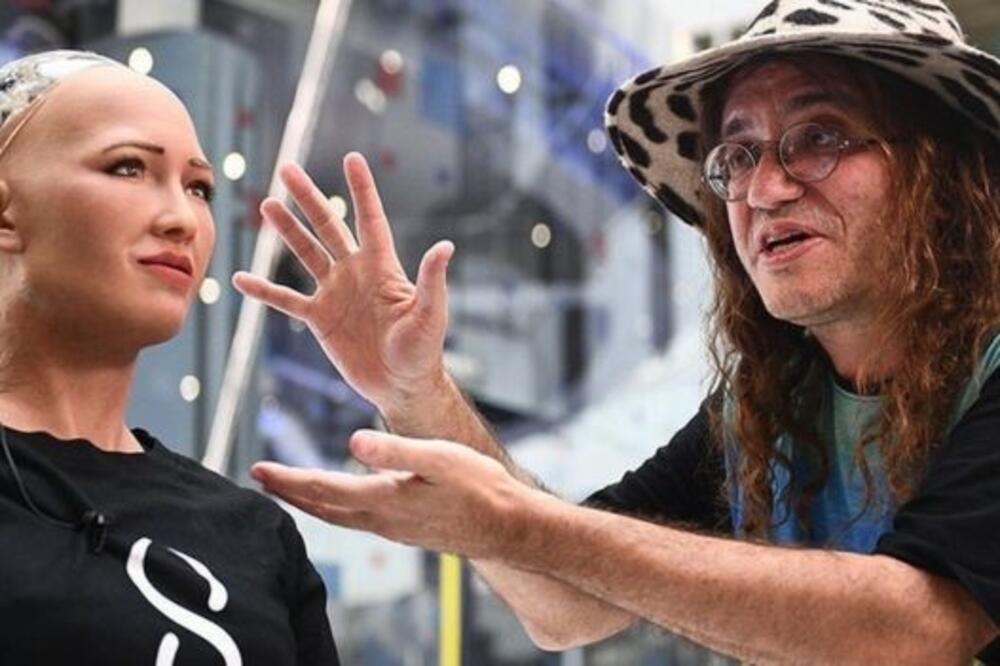 Doktor Ben Gercel sa humaniodnim robotom Sofijom, Foto: Singularitynet