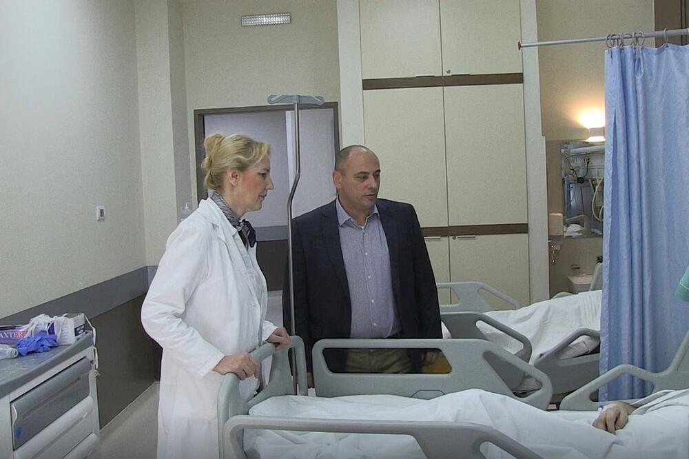 Dr Bašić u obilasku pacijenata u KCCG, Foto: Screenshot (KCCG)